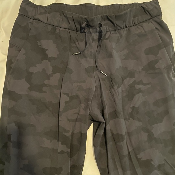 Lululemon camp print joggers - Picture 3 of 3